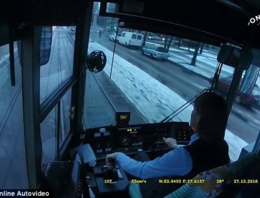 Η στιγμή που γυναίκα οδηγός τραμ παρασύρει αυτοκίνητο - Η αντίδρασή της «έκλεψε» τις ... εντυπώσεις (βίντεο)